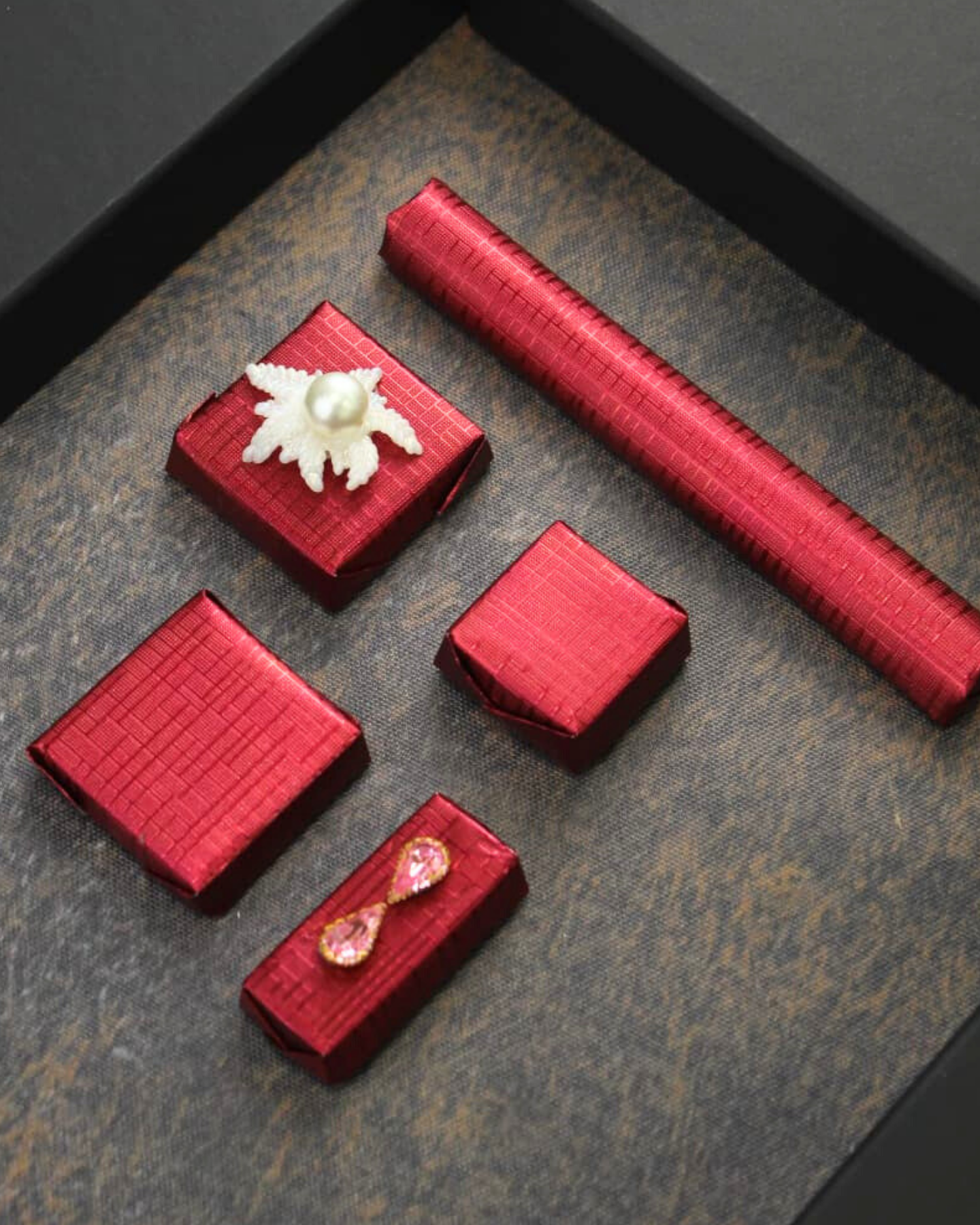 Kare Dolgulu Bordo Dekorlu Çikolata