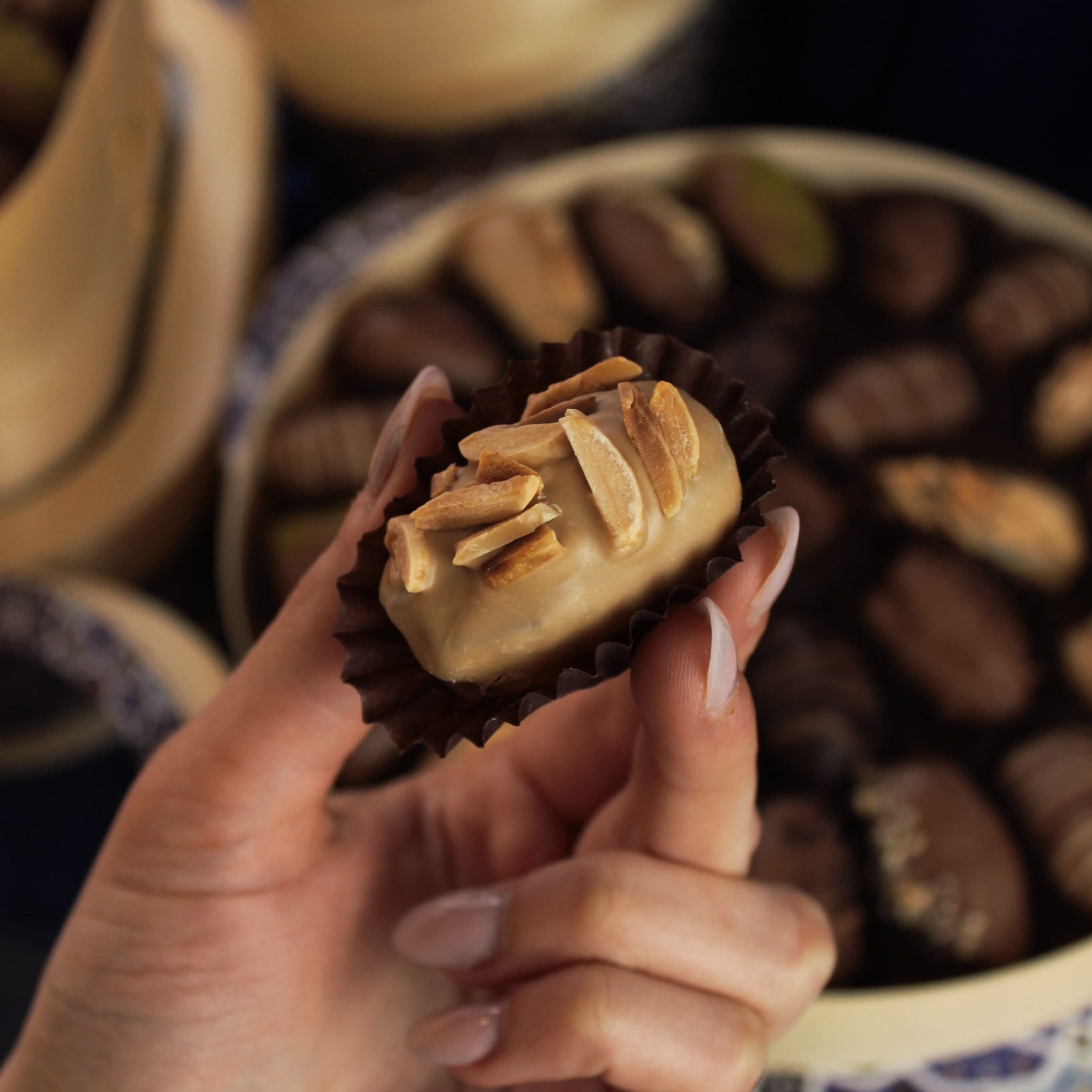 Çini Tasarımı Serisi 27'Li Dolgulu Çikolatalı Hurma Kutusu