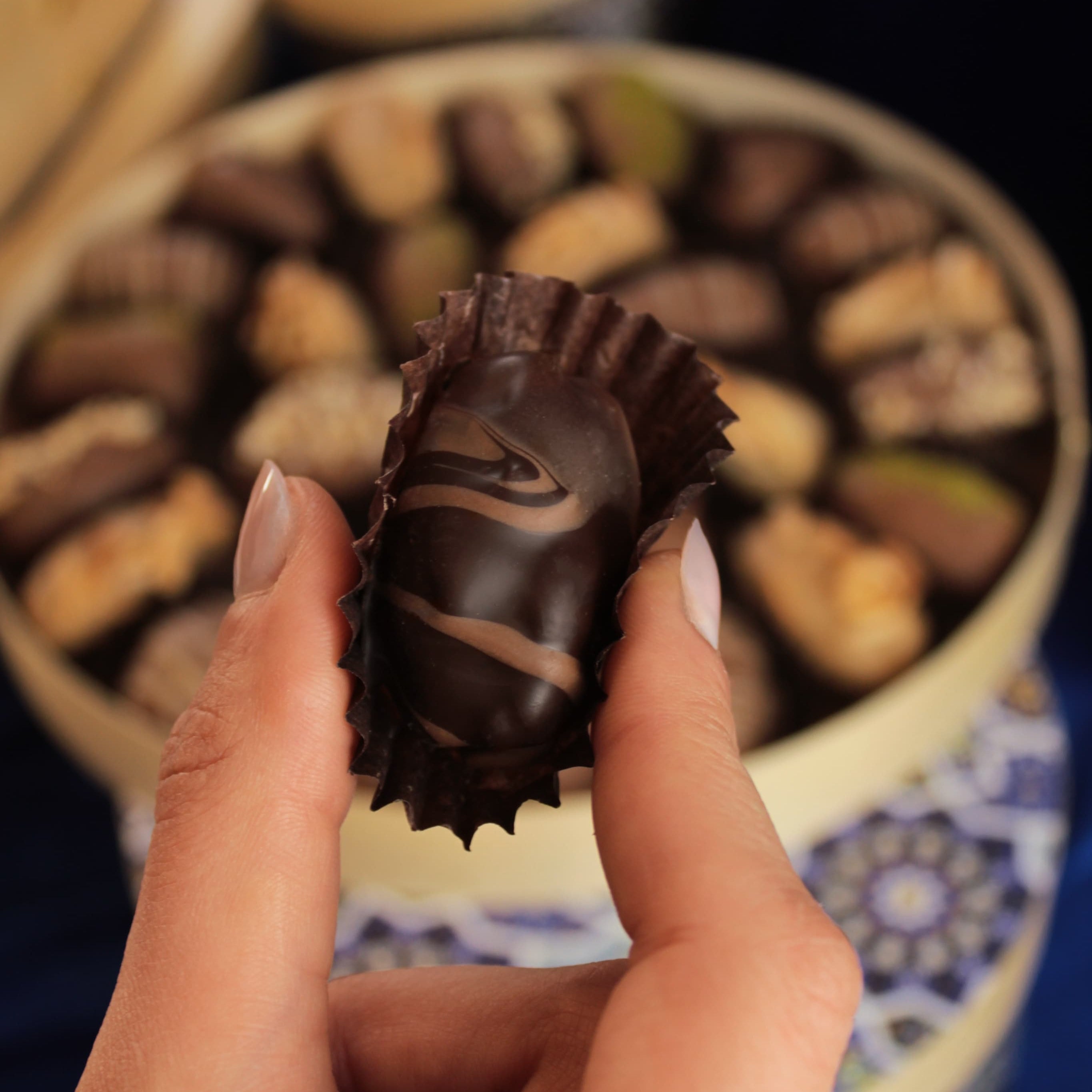 Çini Tasarımı Serisi 27'Li Dolgulu Çikolatalı Hurma Kutusu