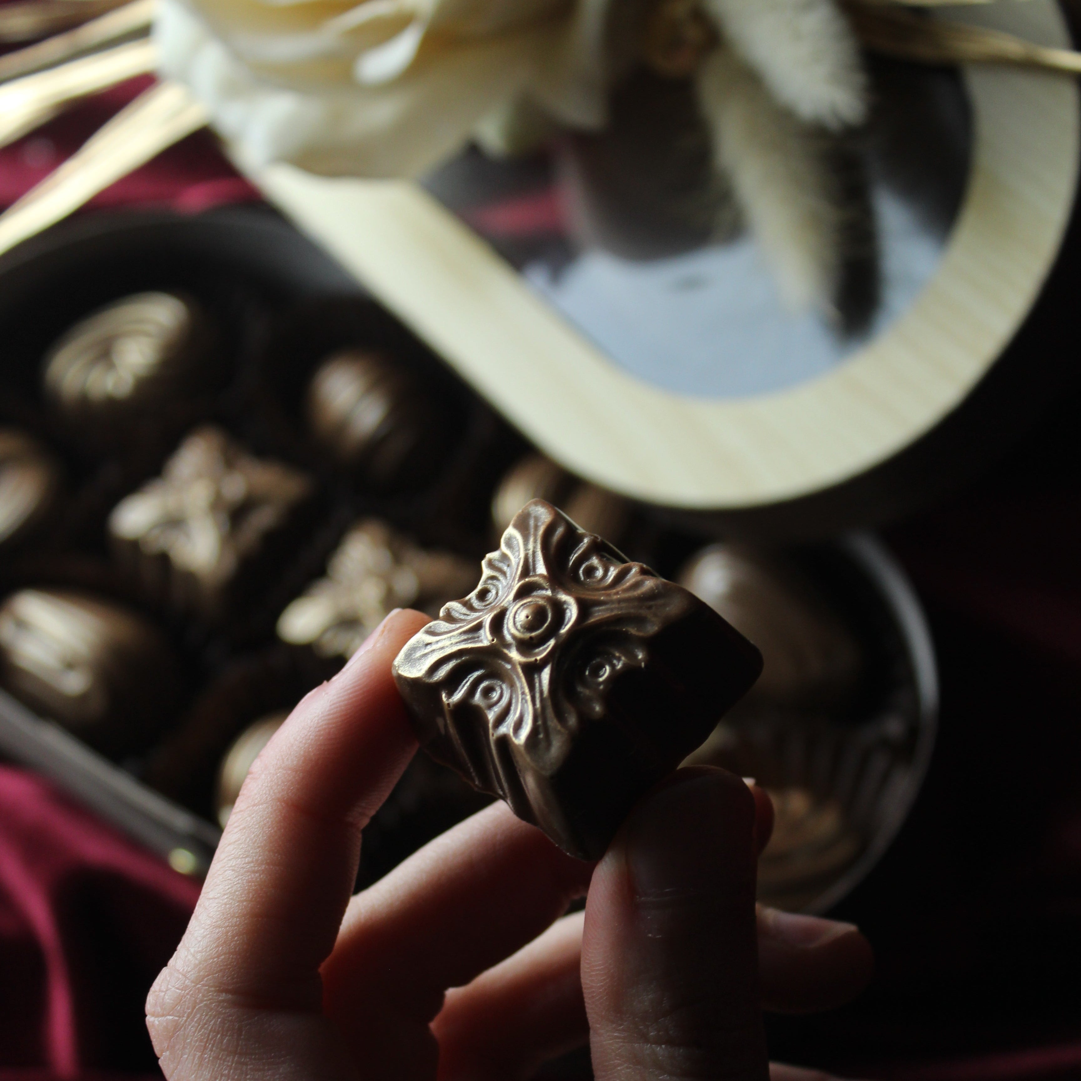 12 li Ahşap Kutuda Spesiyal Çikolata