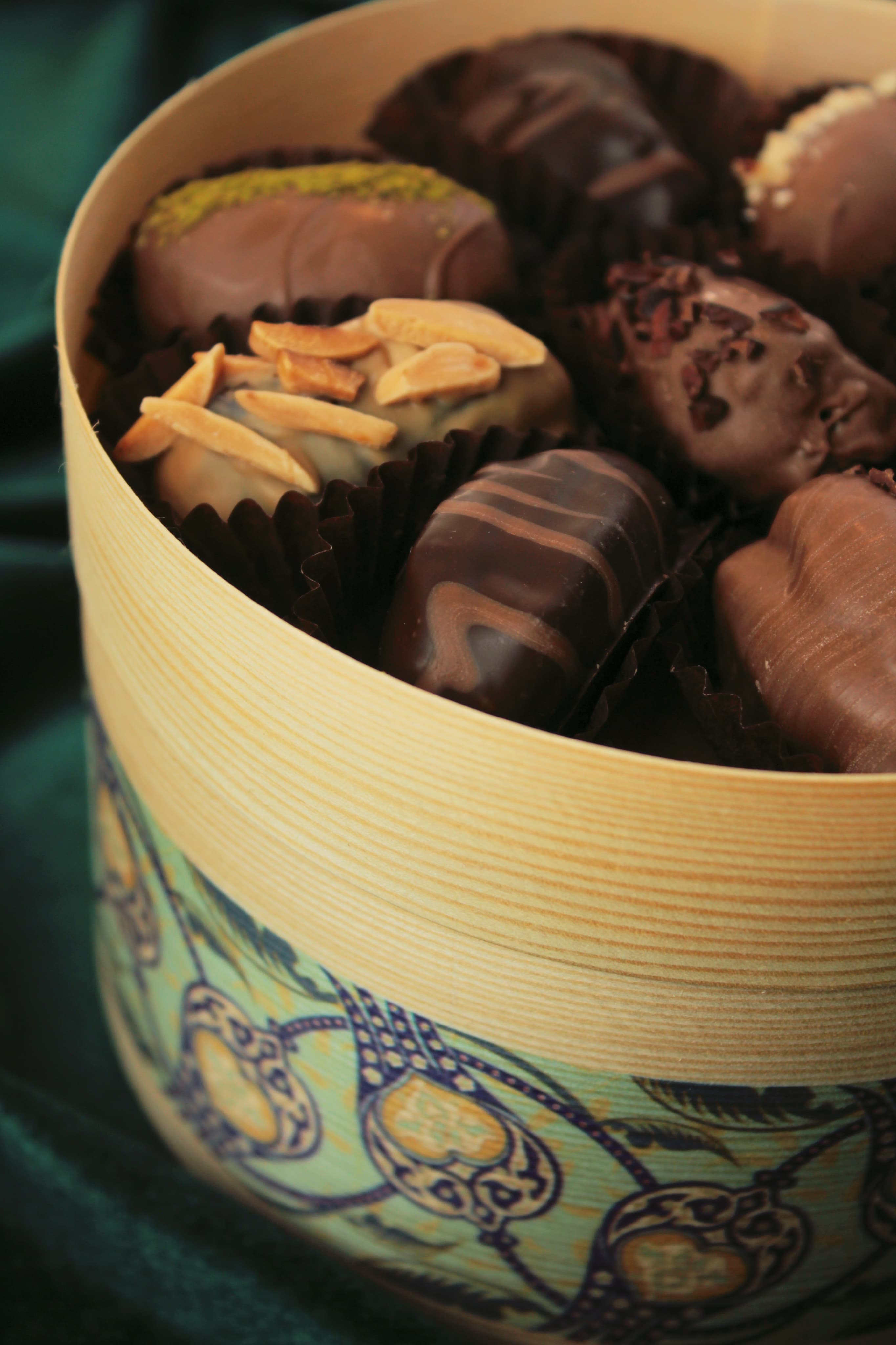 Çini Tasarımı Serisi 9'lu Karışık Dolgulu Çikolata Kaplı Hurma