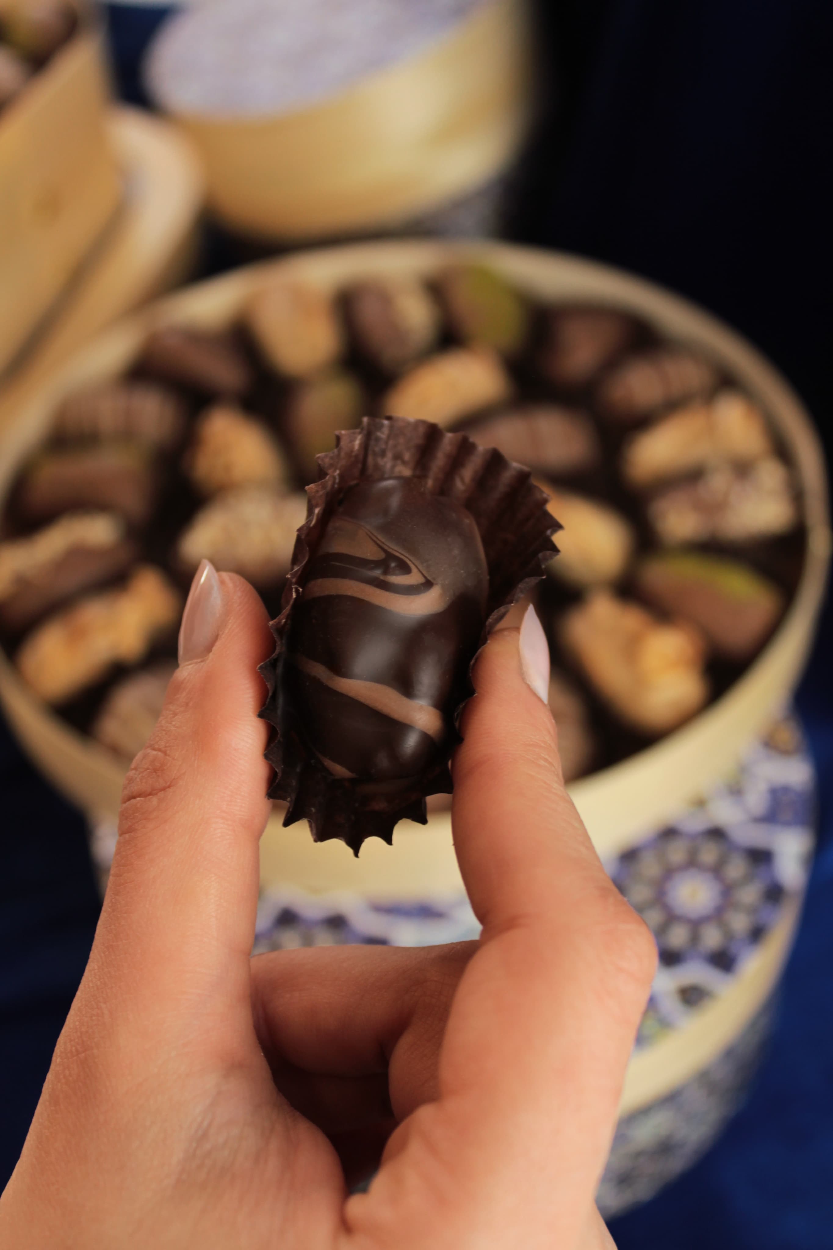 Çini Tasarımı Serisi 9'lu Karışık Dolgulu Çikolata Kaplı Hurma