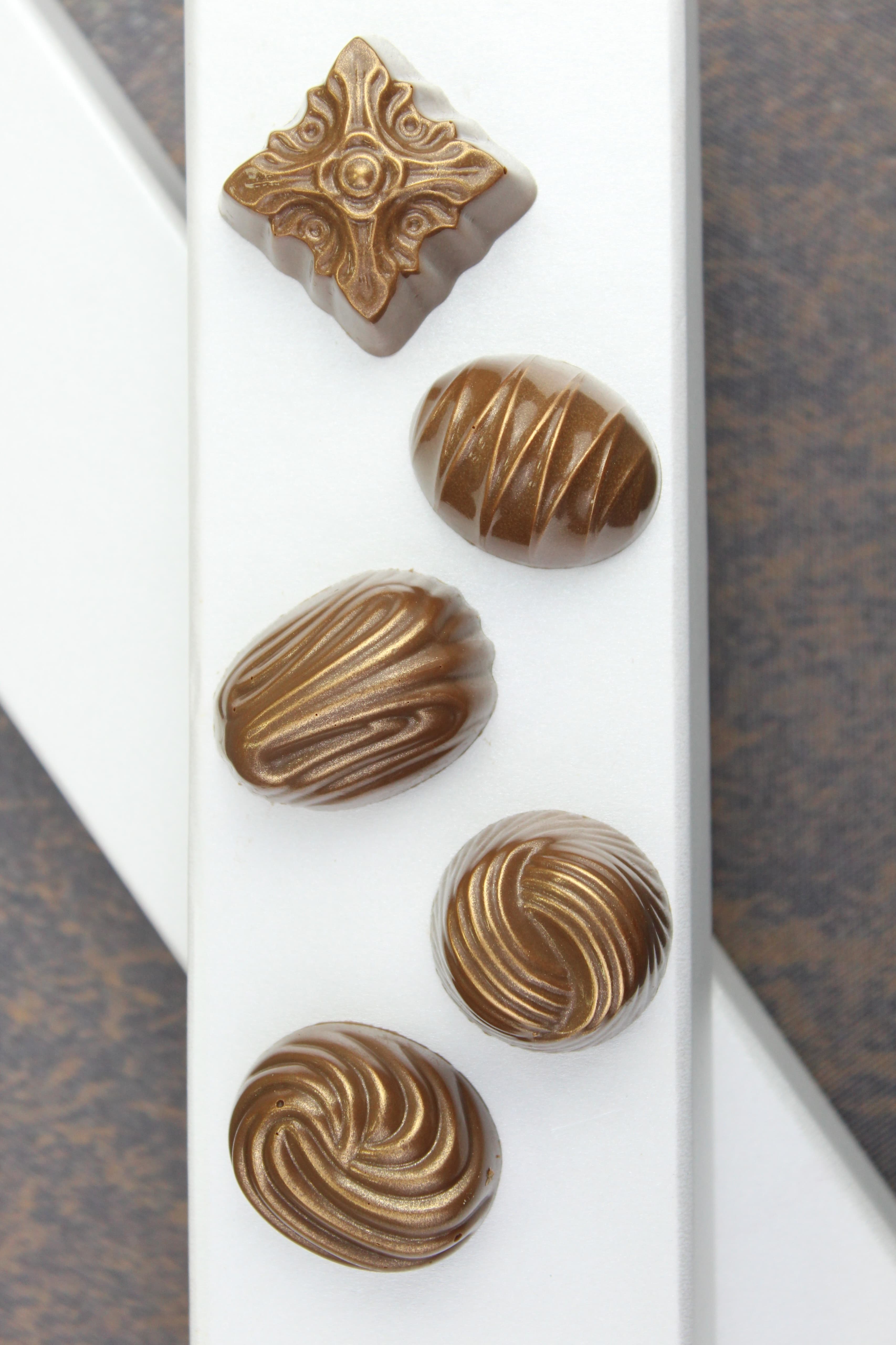 14'Lü Kadife İki Katlı Kutuda Spesiyal Çikolata