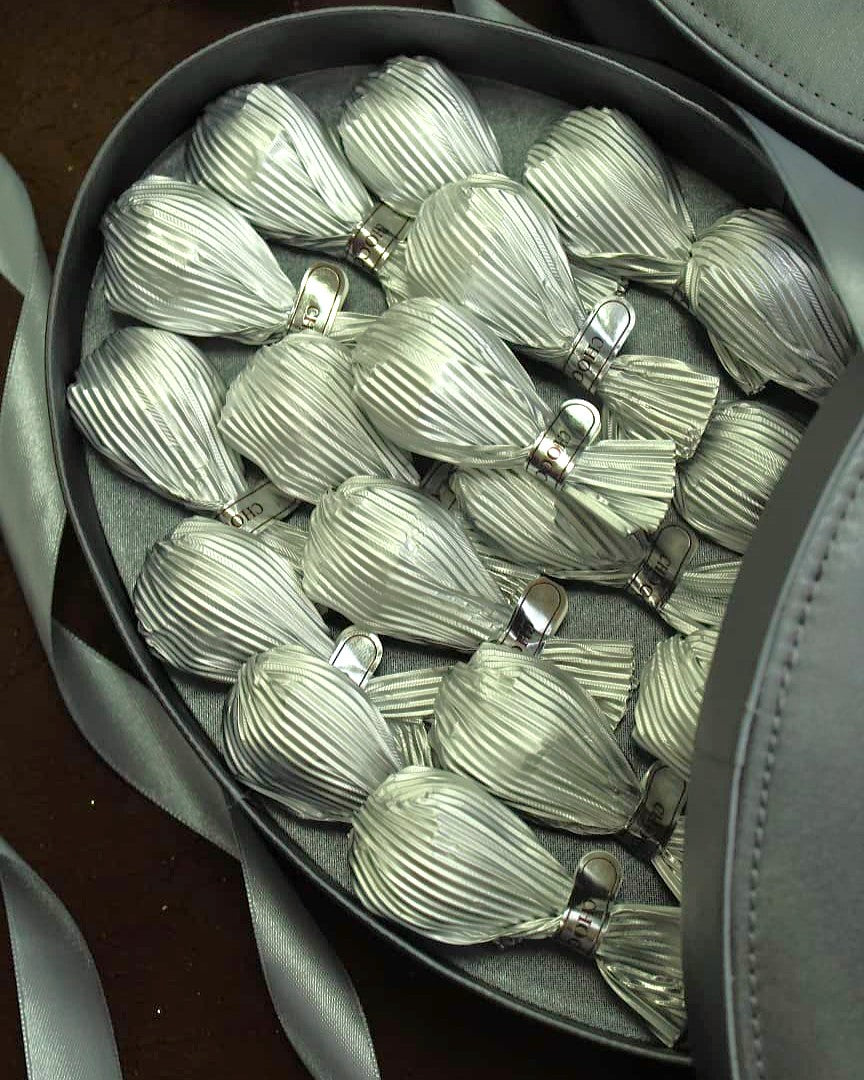 Saten Oval Çikolata Kutusu - Gümüş